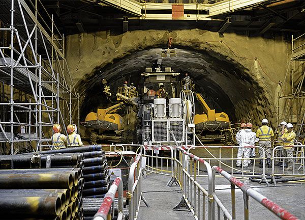 Construction case of a 17-km-long new railway line between Shatin and Central Li